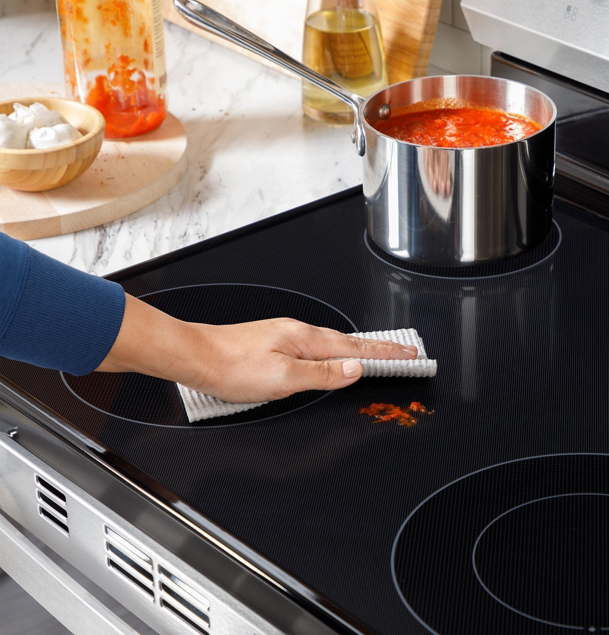 GE 30″ Freestanding Electric Range - Image 10