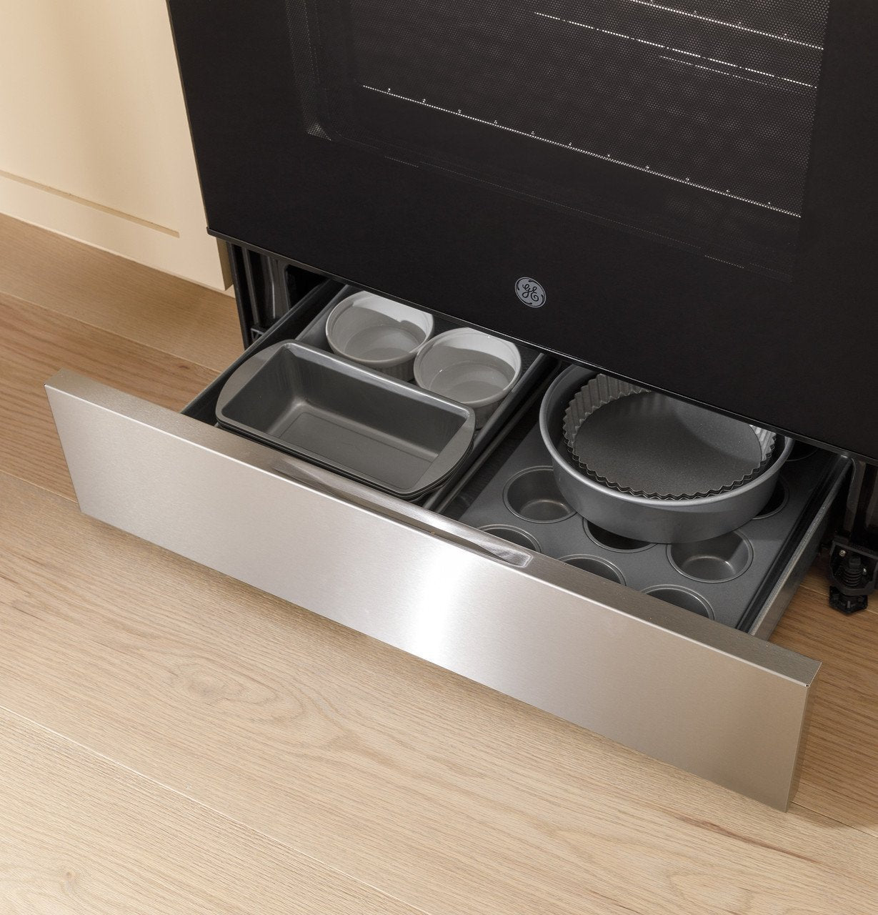 GE 30″ Freestanding Electric Range - Image 8